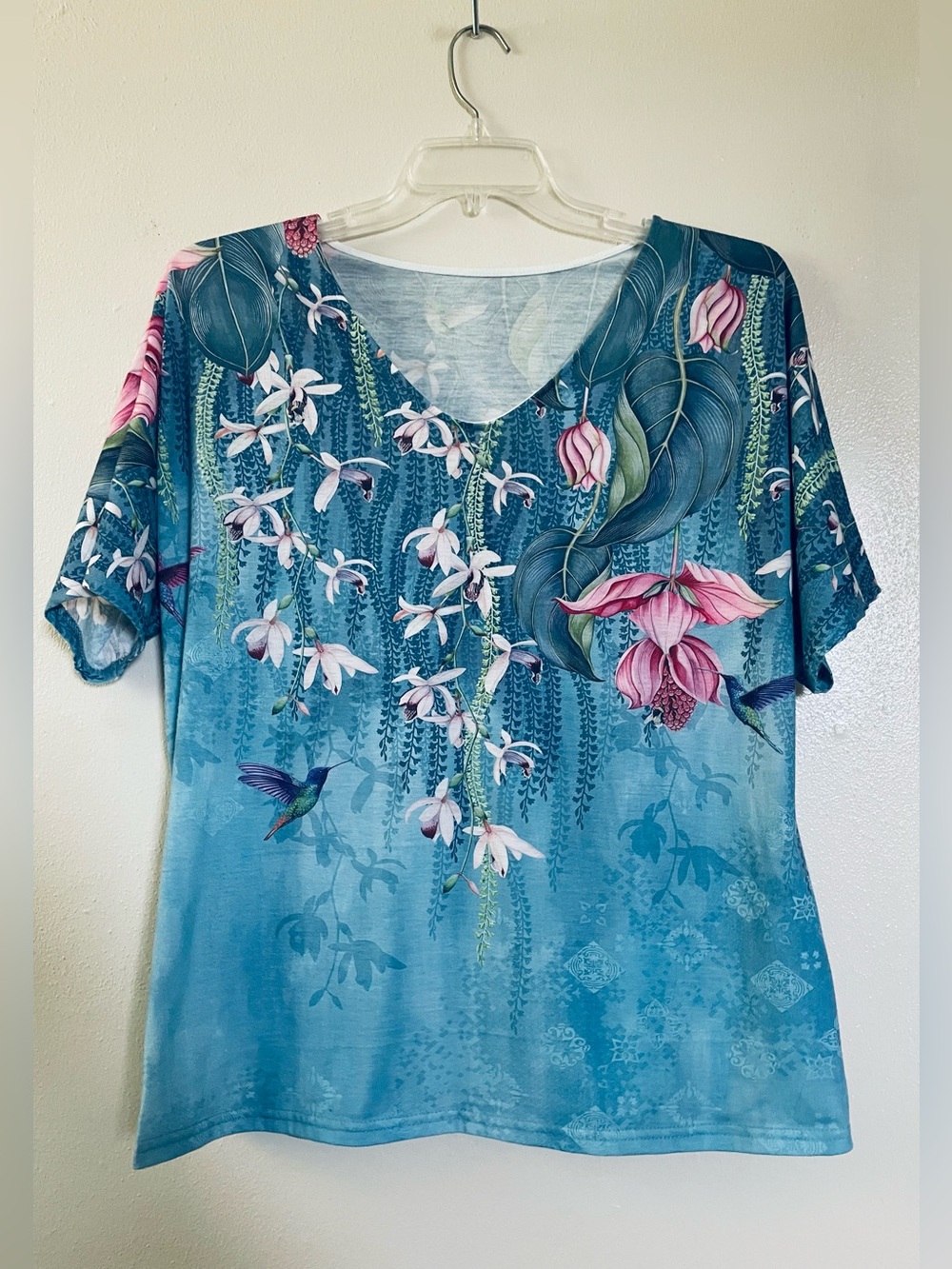 Floral Hummingbird V-Neck Tee in Teal & Pink